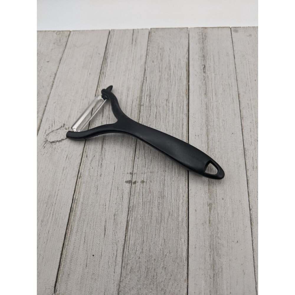 Stainless Steel Floating Blade Vegetable Potato Peeler Black Handle 6"